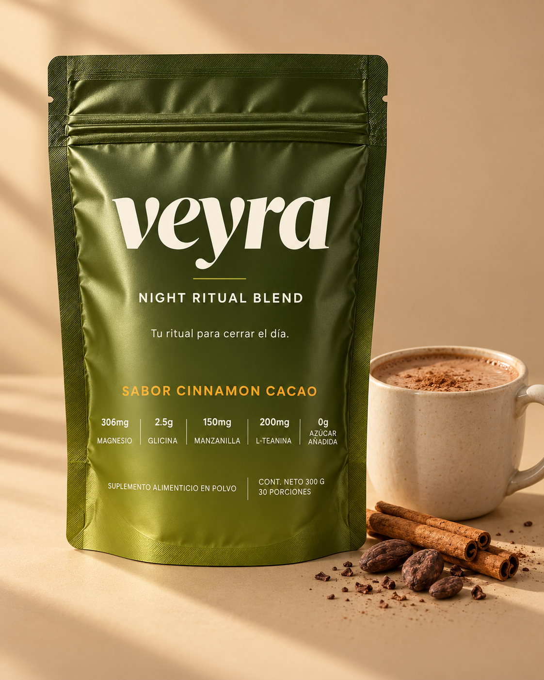 Bolsa de Veyra Night Ritual Blend sabor Cinnamon Cacao junto a una taza de cacao caliente, canela y granos de cacao, sobre fondo arena